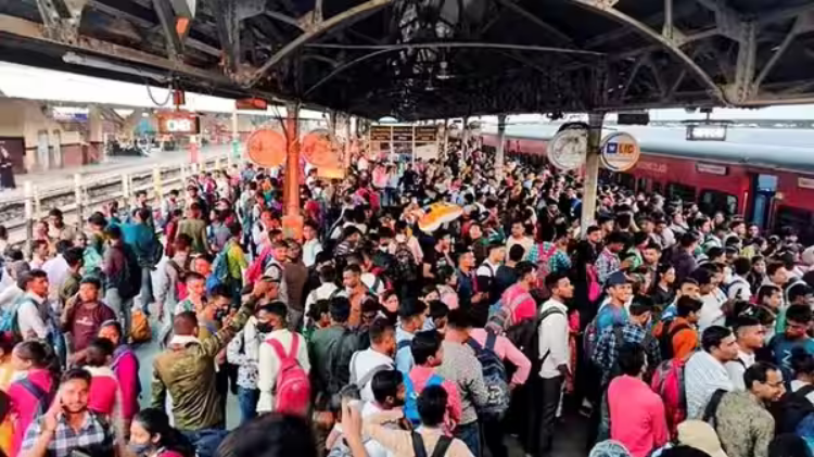 Hashtag Politics | UP recruitment exam: Rahul shares photo of overcrowded train coach; attacks PM Modi over ‘job crisis’